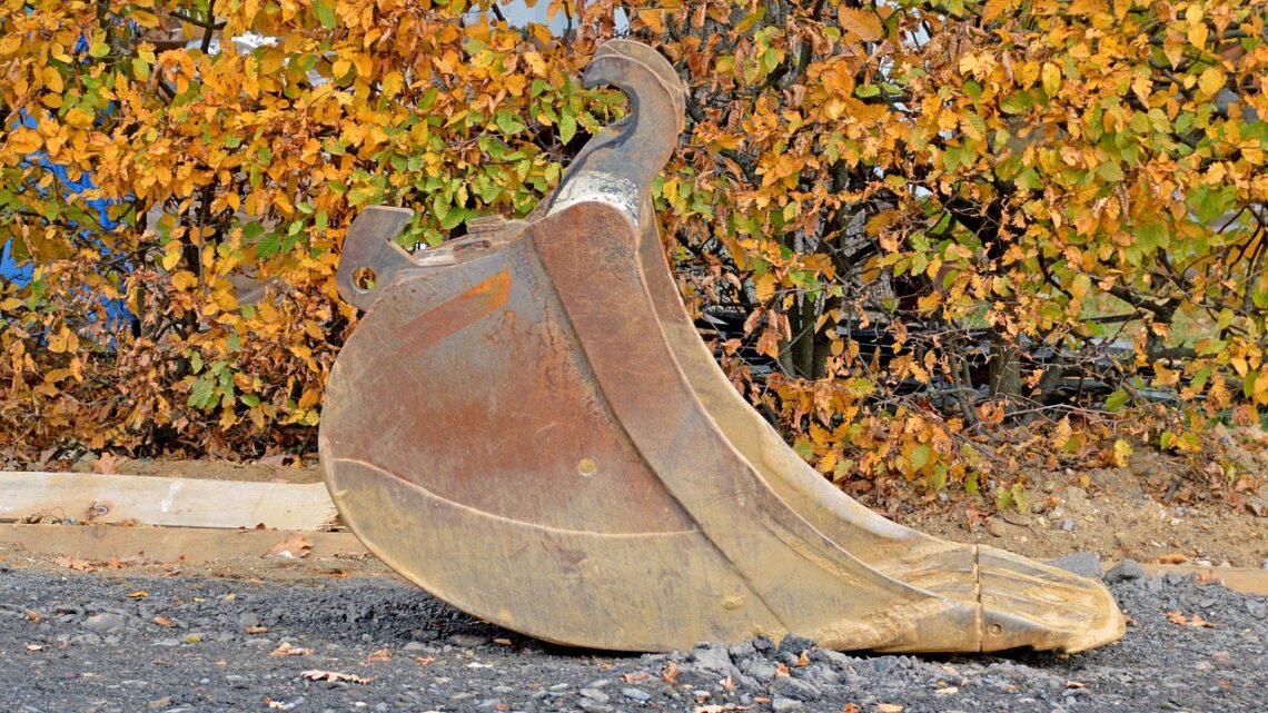 Einsatz von schwerem Gerät bei der Gartenumgestaltung